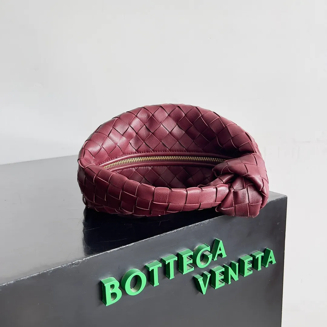 Batch 1120 Bottega veneta͙.——The latest braided and knotted hobo🔥 The top-grade lambskin leather is very soft, the bag shape is unique, practical and durable. It retains the traditional weaving elements while being a bit more flamboyant ~ Made of hand-woven sheepskin, zipper opening and closing, curved seamless structure, effortless to match. Highly recommended⚠️⚠️⚠️ The highest-end in the market🌈 Welcome to compare [Factory equipped with full package] size: 23x15x5cm.   Model: 651876